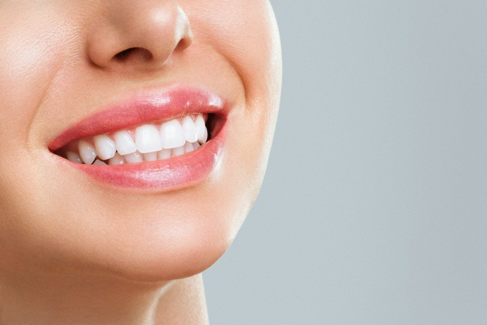 Sourire dents saines parfaites jeune femme blanchissement dentaire concept stomatologie